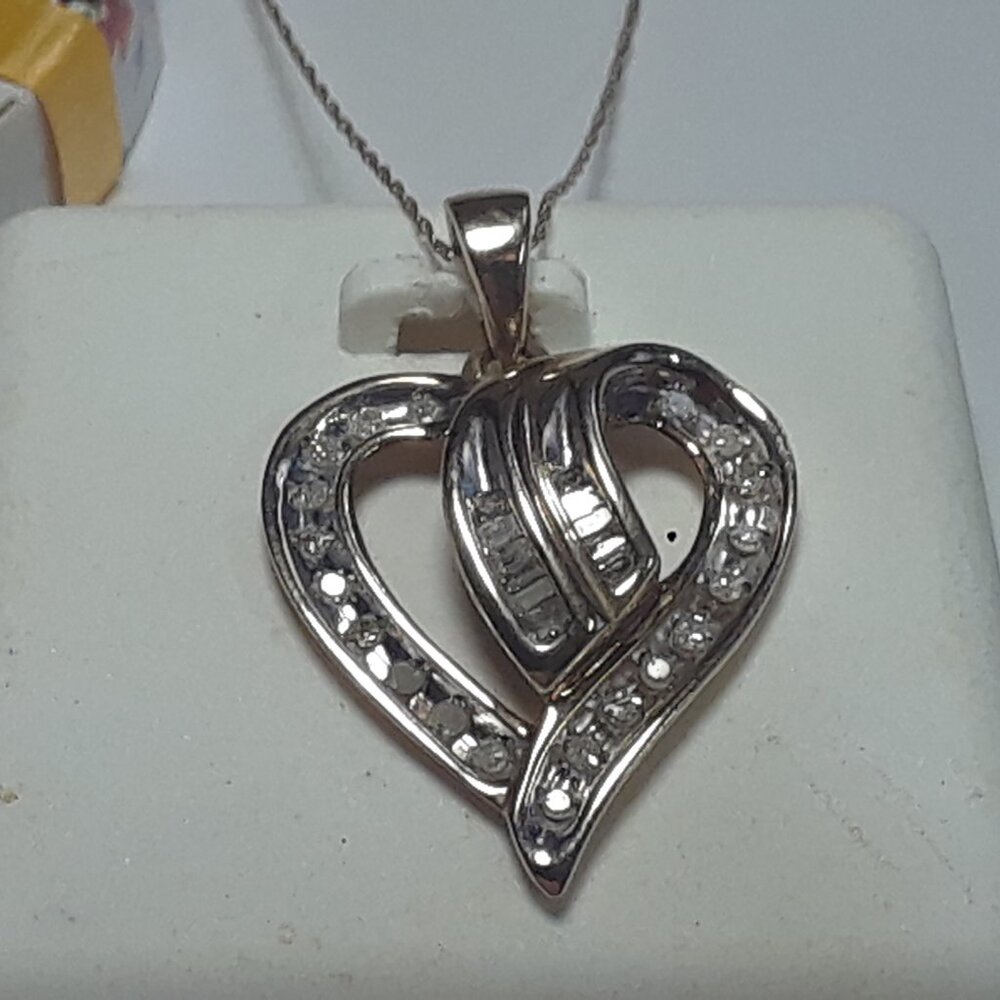 Estate .20ctw Natural Bag/Rd Diamond Channel 10Kt Y/Gold Heart 20" Pendant#20327